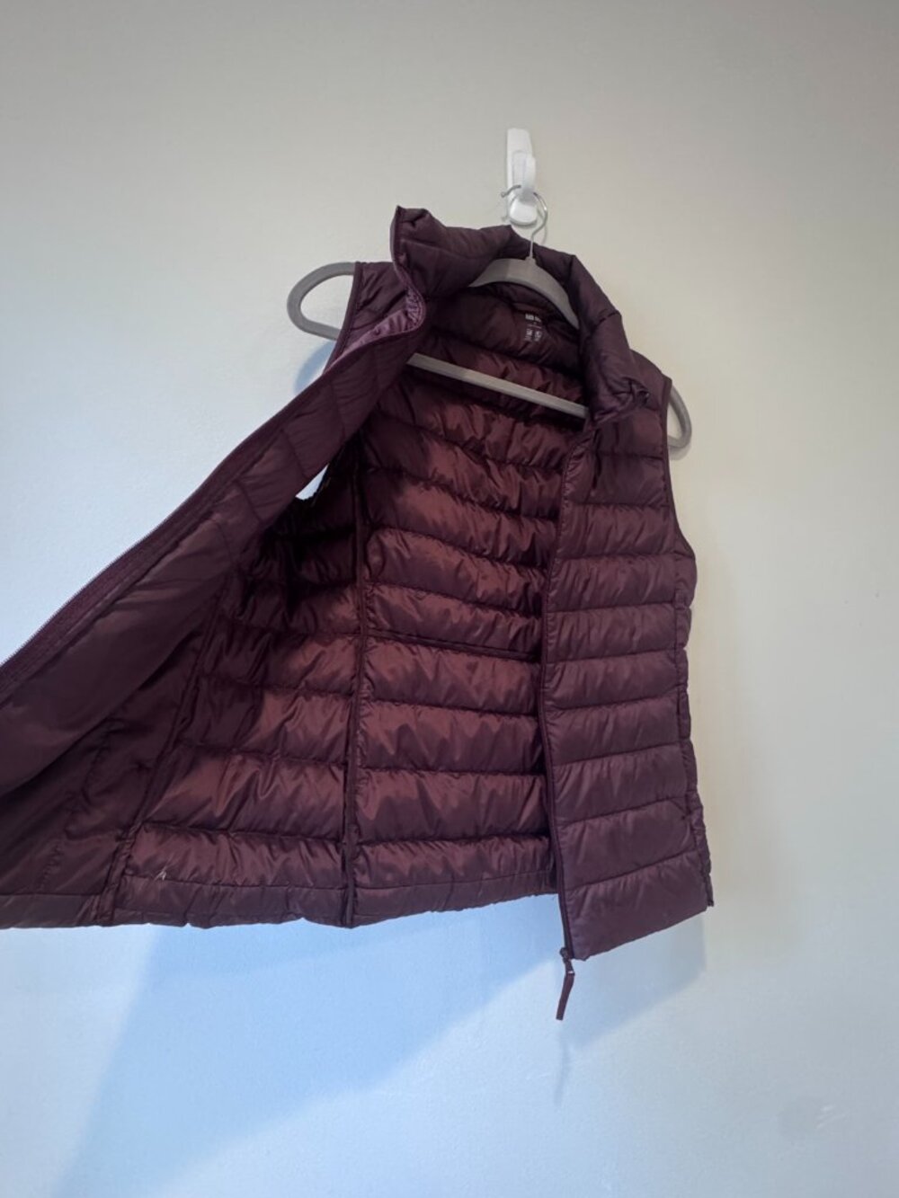 Uniqlo Ultra Light Down Vest β Maroon/Burgundy β Size S β EXCELLENT π₯ - Picture 4 of 8
